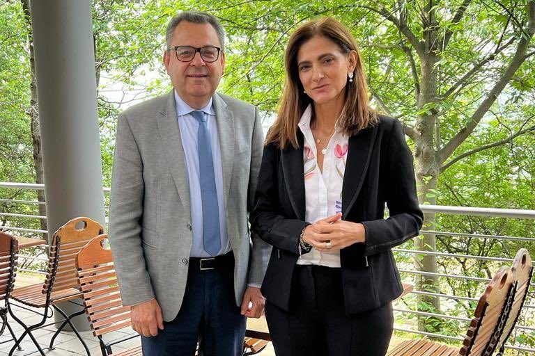 UITP Secretary General Mohamed Mezghani, left, with Colombian Minister for Transport Ángela María Orozco, right.