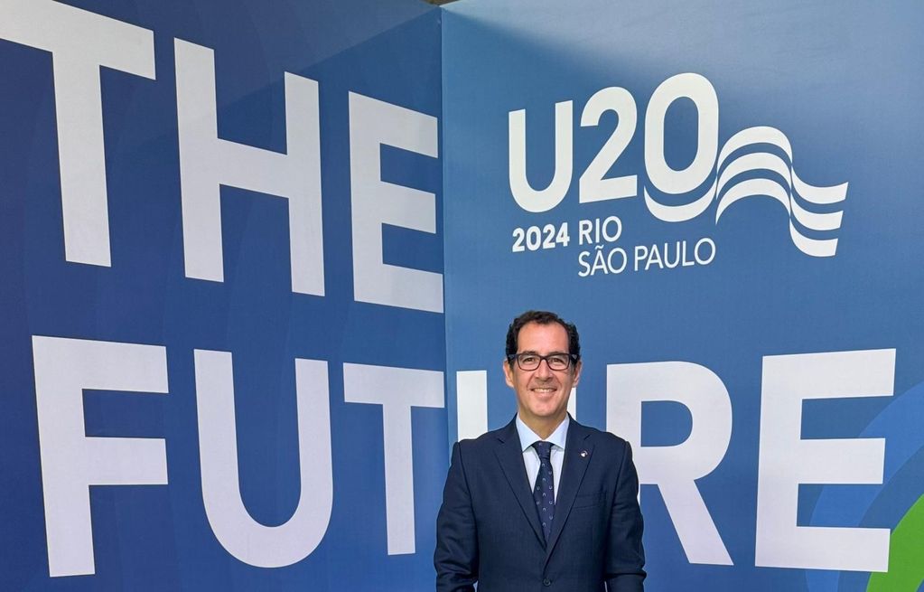 Dionisio González at the Urban 20 Mayors’ Summit in Rio, Brazil.