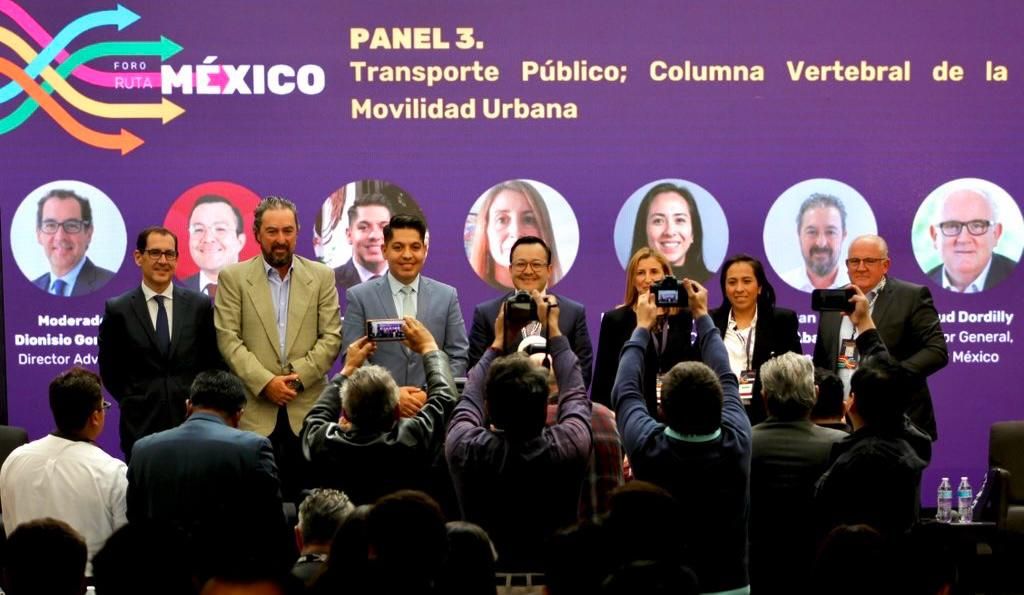 Dionisio González (far left) speaking at the Foro Ruta Mexico event.