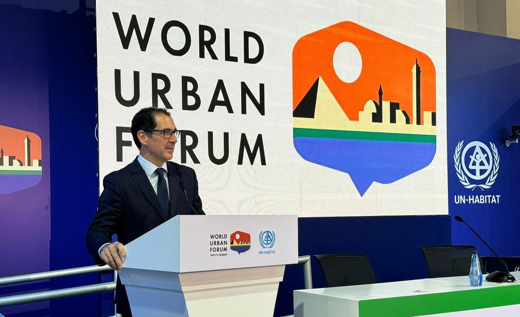 Dionisio González speaking at the 2024 World Urban Forum in Cairo.